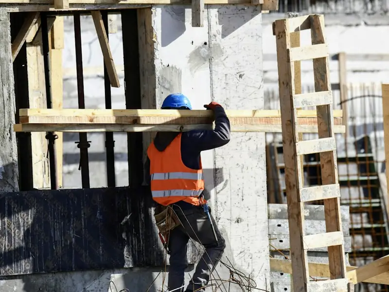 Trabajador con casco y chaleco en una obra