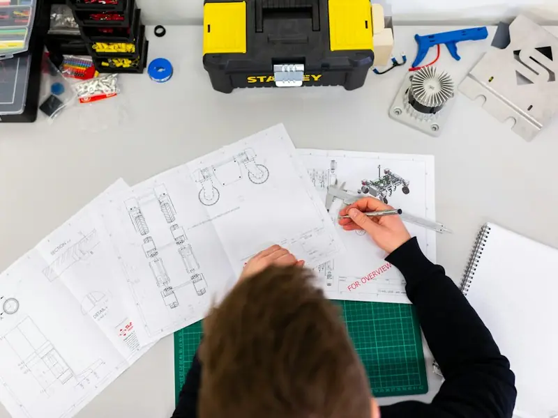 Técnico revisando planos sobre una mesa de trabajo