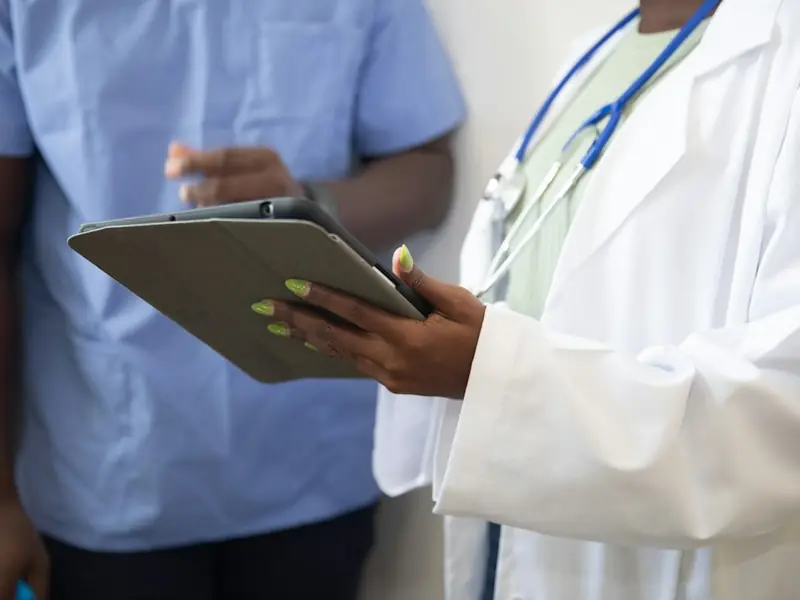 Profesionales de la salud revisando una tablet